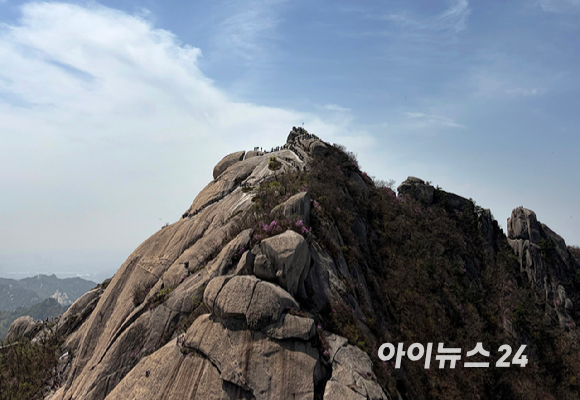 전국적으로 초여름 날씨를 보인 19일 휴일을 맞아 북한산 정상 백운대에 등산객들이 북적이고 있다. [사진=정소희 기자]