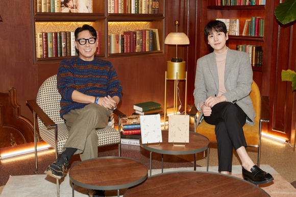 가수 규현이 25일 열린 네번째 미니앨범 '러브 스토리' 발매 기념 온라인 기자간담회에서 포즈를 취하고 있다. [사진=레이블SJ]