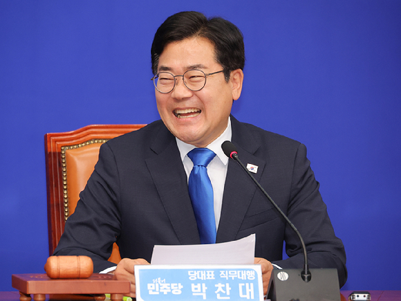 더불어민주당 박찬대 당대표 직무대행 겸 원내대표가 13일 서울 여의도 국회에서 열린 최고위원회의에서 밝은 표정을 짓고 있다. 2025.6.13 [사진=연합뉴스]