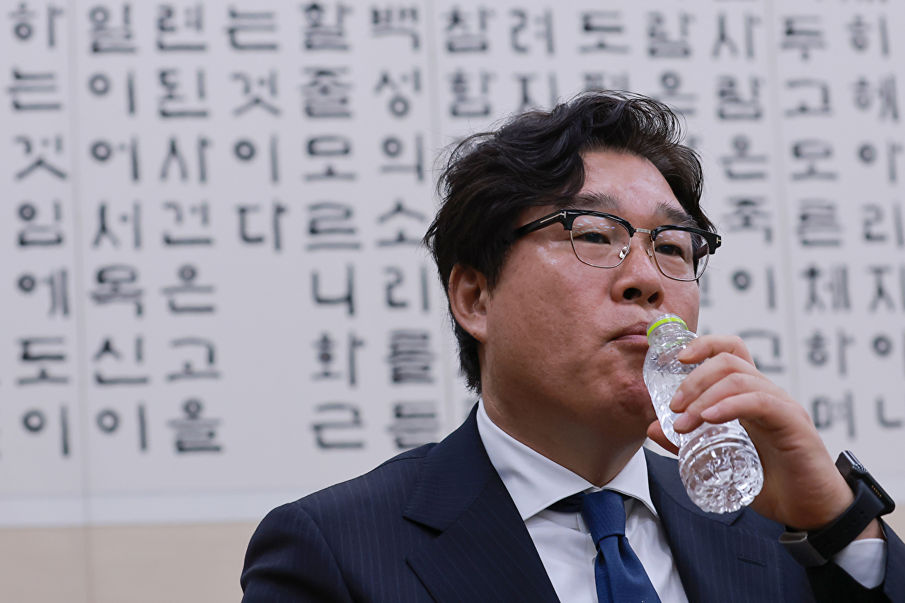 28일 국회 윤석열 정권 정치검찰 조작기소 의혹 사건 진상규명 국정조사특별위원회 제11차 전체회의에서 열린 종합 청문회에 김성태 전 쌍방울 회장이 증인으로 출석해 물을 마시고 있다. 2026.4.28 [사진=연합뉴스]