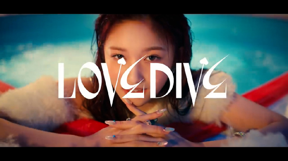 아이브 새 싱글 앨범 타이틀곡 'LOVE DIVE' 뮤직비디오 티저 영상이 공개돼 관심을 모으고 있다. [사진=아이브 'LOVE DIVE' 뮤직비디오 티저 영상 캡쳐]