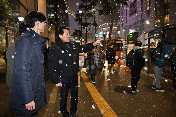 오세훈 서울시장이 지난 겨울 ‘명동 입구 광역버스 정류소’를 찾아 현장을 점검하고 있다. [사진=서울시]