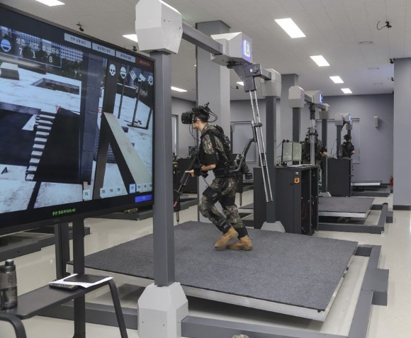 육군사관학교의 VR(가상현실) 기반 실감형 전술훈련 모습. [사진=ETRI]