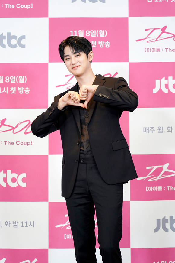 배우 김민규가 8일 온라인으로 진행된 JTBC 새 월화드라마 'IDOL [아이돌 : The Coup]' 제작발표회에 참석해 포즈를 취하고 있다. [사진=JTBC]