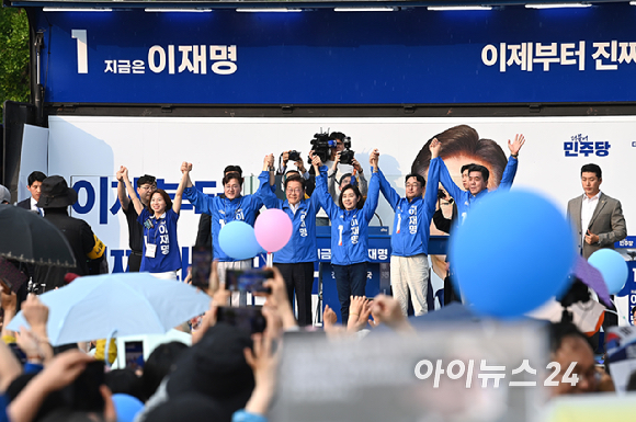 이재명 더불어민주당 대선 후보가 29일 오후 서울 서초구 고속버스터미널 앞에서 유세를 하고 있다. [사진=곽영래 기자]