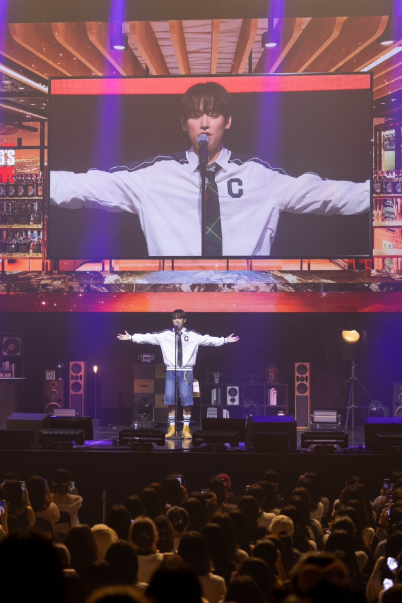 SF9 인성이 단독 팬미팅 'ISNL : SF9 INSEONG'S SATURDAY NIGHT LIVE'에서 팬들을 만나고 있다. [사진=FNC엔터테인먼트]