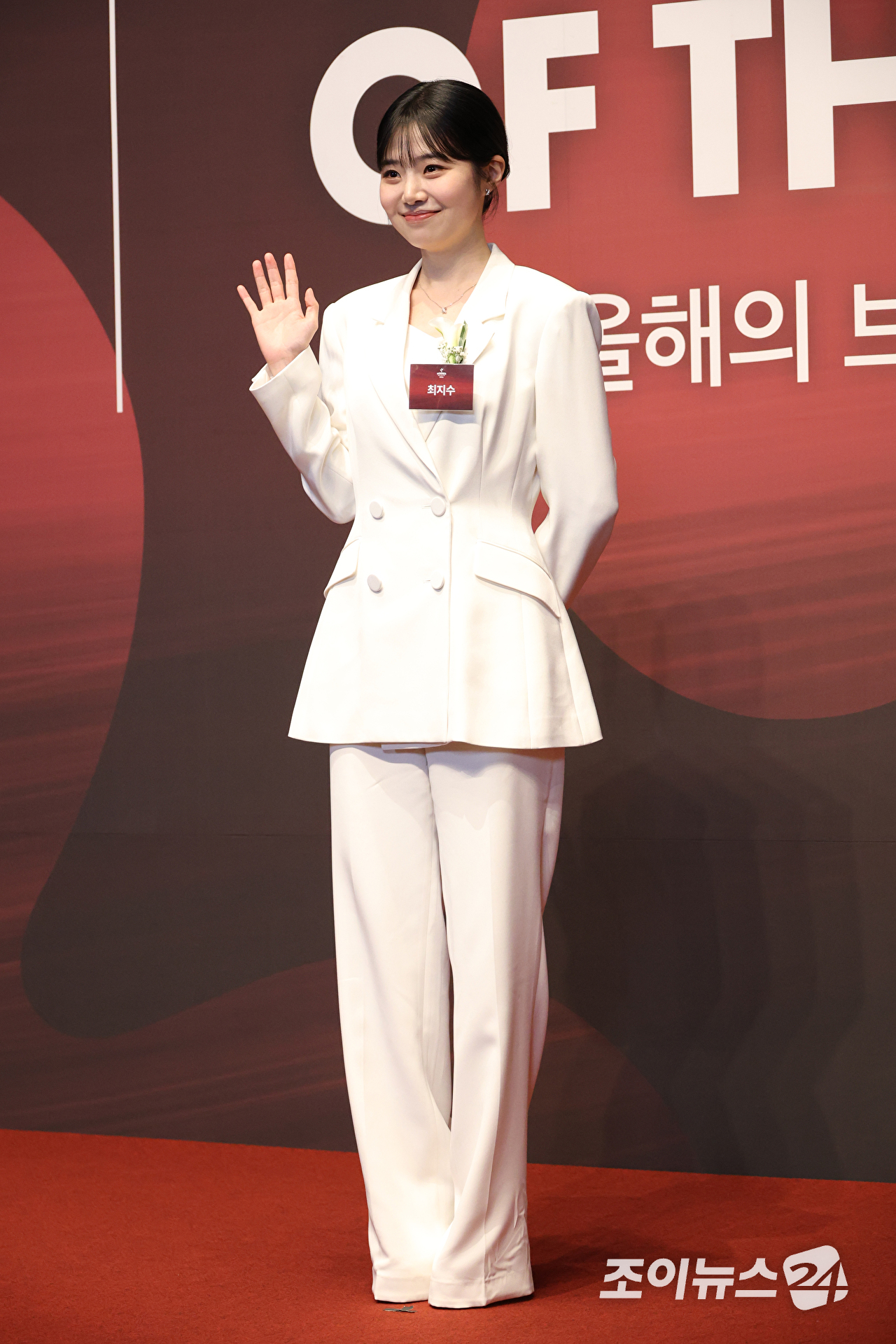 배우 최지수가 1일 오전 서울 중구 신라호텔에서 진행된 '2026 올해의 브랜드 대상' 포토월 행사에 참석해 포즈를 취하고 있다. [사진=문수지 기자]