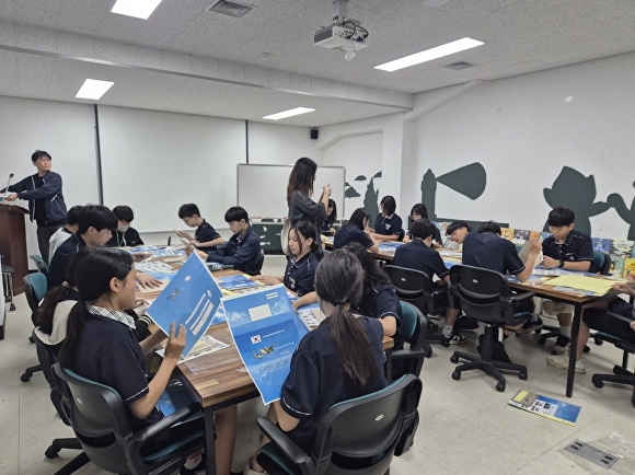 울릉중학교 학생들이 독도사랑 필통 만들기를 하고 있다. [사진=울릉군청]