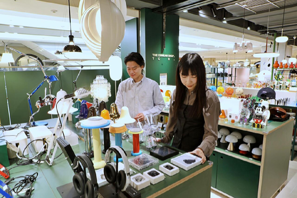 서울 소공동 롯데백화점 본점 더콘란샵에서 고객들이 제품을 둘러보고 있다. [사진=롯데백화점]