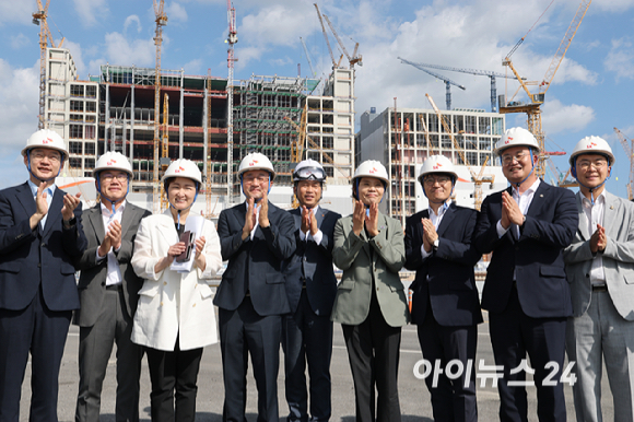 한병도 더불어민주당 3대 메가프로젝트 지원 특별위원회 위원장이 곽노정 SK하이닉스 CEO, 특위 위원들과 11일 경기도 용인시 처인구 원삼면 일대에 건설중인 반도체 팹을 둘러보고 있다. [사진=국회사진기자단 ]