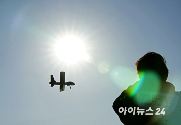 12일 포항 해상에 위치한 해군 독도함에서 실시된 '대형플랫폼 함정 무인기 운용 전투 실험' 에서 미국 제너럴 아토믹스(General Atomics)에서 개발 중인 고정익 무인기 모하비(Mojave)가 이륙해 동해 상공을 비행하고 있다. [사진=사진공동취재단]