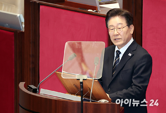 이재명 대통령이 2일 서울 여의도 국회 본회의장에서 중동 사태 대응 등을 위한 추가경정예산안에 대한 시정연설을 하고 있다. [사진=곽영래 기자]