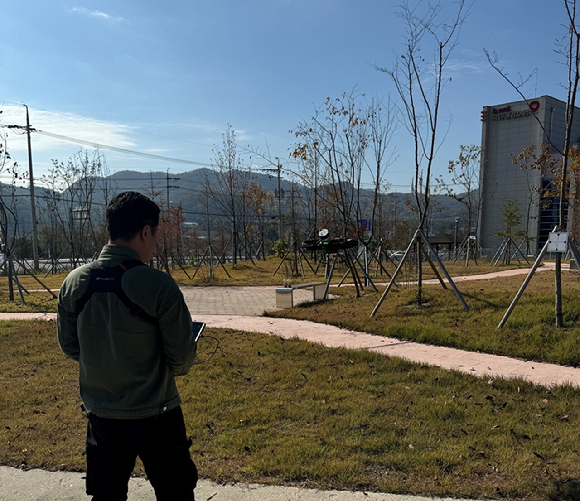 드론 라이다를 활용해 수목 탄소저장량을 측정하고 있다. [사진=국립세종수목원]