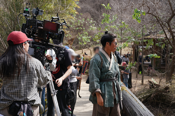 배우 박지훈이 영화 '왕과 사는 남자' 촬영을 준비하고 있다. [사진=(주)쇼박스]