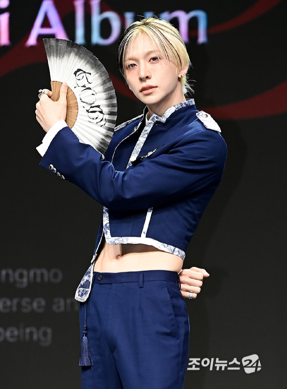 그룹 앰퍼샌드원(AMPERS&ONE) 최지호가 8일 서울 용산구 노들섬 라이브하우스에서 열린 미니 4집 '데피니션'(DEFINITION) 발매 기념 쇼케이스에서 포토타임을 갖고 있다. [사진=곽영래 기자]