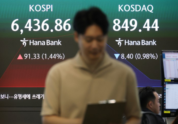 12일 서울 중구 하나은행 딜링룸 [사진=연합뉴스]