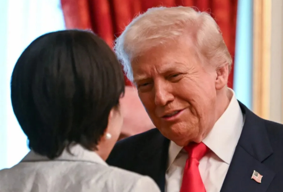 도널드 트럼프 미국 대통령이 28일 일본 도쿄 모토아카사카 영빈관에서 다카이치 사나에 총리의 안내를 받고 있다. [사진=AP/연합뉴스]