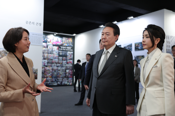 윤석열 대통령과 부인 김건희 여사가 1일 대구 서문시장 인근에서 열린 '서문시장 100주년 기념 특별사진전'을 관람하고 있다. 2023.04.01. [사진=대통령실]