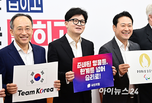 한동훈 국민의힘 대표와 추경호 원내대표, 최고위원들이 29일 오전 서울 여의도 국회에서 최고위원회의에 앞서 2024 파리 패럴림픽 대한민국 선수단을 응원하고 있다. [사진=곽영래 기자]