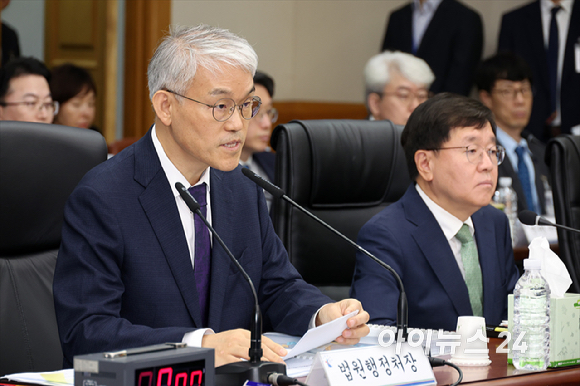 천대엽 법원행정처장이 15일 서울 서초구 대법원에서 열린 국회 법제사법위원회의 대법원에 대한 현장 국정감사에 출석해 추미애 위원장의 발언에 답변하고 있다. [사진=국회사진기자단]