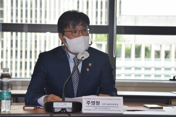 주영창 과학기술혁신본부장이 8일 광화문 교보빌딩에서 열린 '전략기술기획자문단' 첫 회의에서 발언하고 있다. [사진=과기정통부]