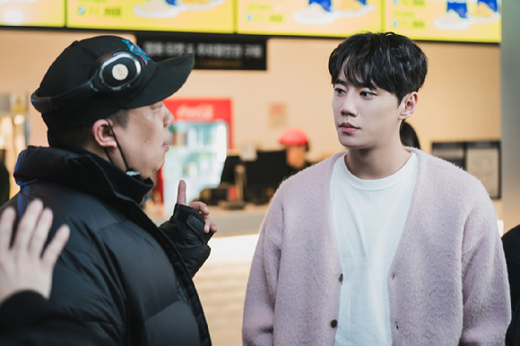 오충환 감독과 이준영이 '멜로무비' 촬영장에서 대화를 나누고 있다. [사진=넷플릭스]