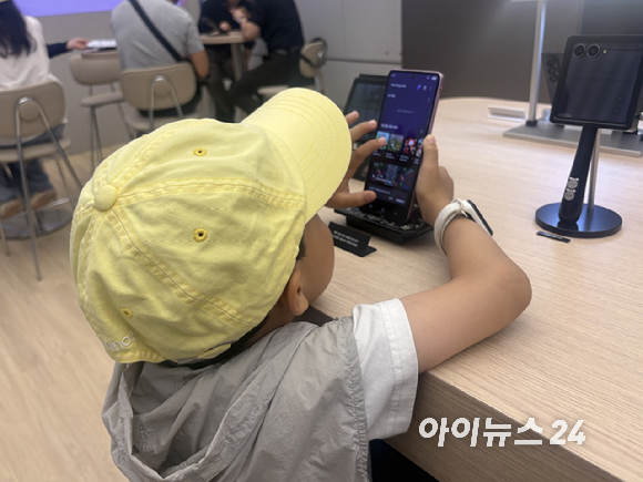 갤럭시 Z 폴드8 시리즈 사전판매 첫날인 28일 서울 서초구 삼성 강남 오픈 전 방문객들이 줄을 서 있다. [사진=권서아 기자]