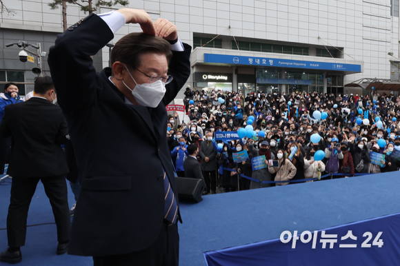 이재명 더불어민주당 대선 후보가 4일 경기도 남양주시 평내호평역 일대에서 '경기도의 정책이 대한민국의 표준이 됩니다!' 유세에 참석해 지지를 호소하고 있다. [사진=국회사진취재단]