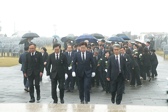 제76주년 4·3희생자 추념식에 참석한 오영훈 제주도지사(앞줄 오른쪽에서 두 번째)와김동연 경기도지사(앞줄 왼쪽에서 두 번째)가  함께 참배하기 위해 걸어 가고 있다. [사진=제주특별자치도 ]