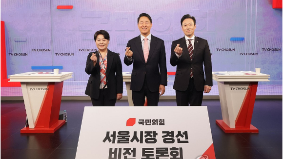 더불어민주당 경기도지사 경선후보들이 지난 1일 서울 양천구 SBS 목동 스튜디오에서 열린 더불어민주당 경기도지사 후보자 2차 TV 합동토론회에 참석해 토론을 준비하고 있다. 왼쪽부터 김동연 예비후보, 추미애 예비후보, 한준호 예비후보 [사진=국회사진기자단]