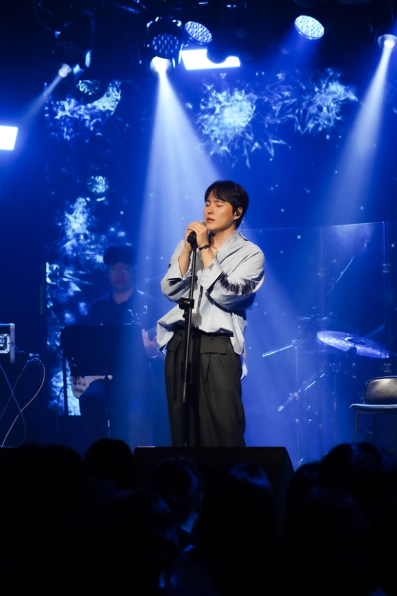 가수 진민호가 롤링홀에서 열린 단독 콘서트 '회귀'에서 노래를 부르고 있다. [사진=S27M 엔터테인먼트]