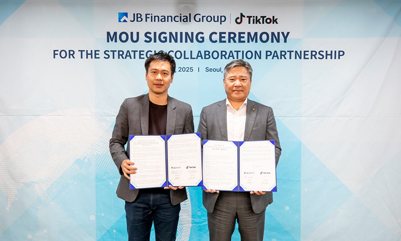 매티 린 틱톡코리아 글로벌 비즈니스 솔루션 제너럴 매니저(왼쪽)와 백종일 JB금융그룹 전북은행장이 국인 대상 생활 금융 플랫폼 '브라보코리아' 활성화를 위한 업무협약 체결 기념 촬영을 하고 있다. [사진=틱톡코리아]