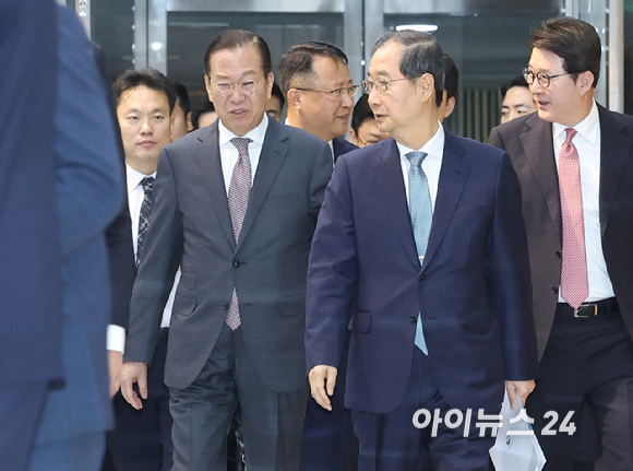 한덕수 대통령 권한대행 국무총리가 24일 오전 서울 여의도 국회에서 열린 추가경정예산안 시정연설을 위해 본회의장으로 향하며 권영세 국민의힘 비상대책위원장과 대화하고 있다. [사진=곽영래 기자]