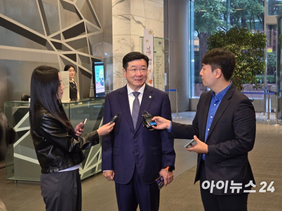 이찬희 삼성 준법감시위원회 위원장이 18일 오전 서울 서초구 삼성생명 서초사옥에서 열린 준감위 정례회의 참석 전 취재진들과 만나 질문에 답변하고 있는 모습. [사진=권용삼 기자]