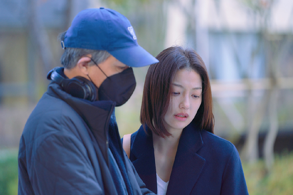 김윤철 감독과 배우 이엘이 ENA 수목드라마 '행복배틀' 촬영 현장에서 대화를 나누고 있다. [사진=ENA]