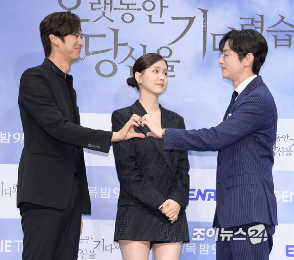 배우 나인우-김지은-권율이 26일 오후 서울 구로구 신도림동 더세인트에서 열린 ENA 새 수목드라마 '오랫동안 당신을 기다렸습니다' 제작발표회에 참석하고 있다. [사진=정소희 기자]