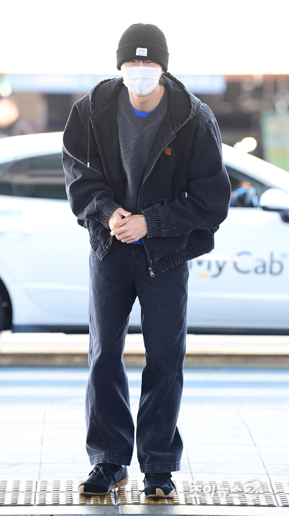 배우 변우석이 9일 오후 패션 브랜드 아더에러 베이징 스페이스 오픈 기념 행사 참석을 위해 인천국제공항을 통해 출국하고 있다. [사진=정소희 기자]