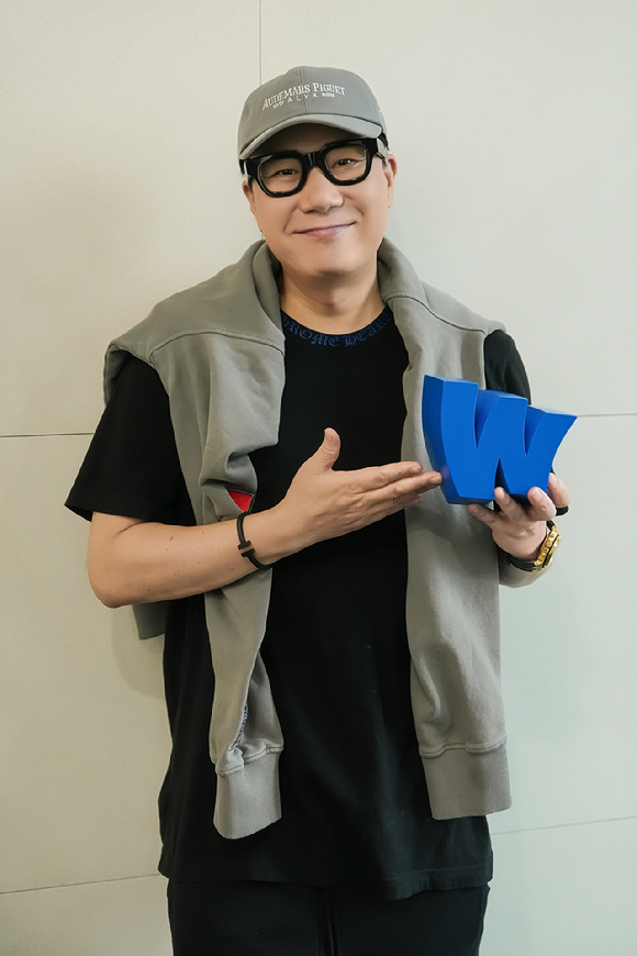 이상민이 19일 서울 영등포구 여의도 포스트타워에서 진행된 웨이브 서바이벌 예능 '피의 게임 X' 인터뷰에 앞서 사진촬영을 하고 있다. [사진=웨이브]