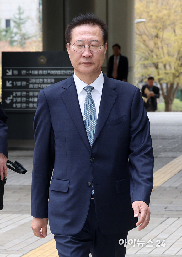 박성재 전 법무부 장관이 31일 서울 서초구 서울중앙지법에서 열린 이종섭 전 국방부 장관의 '호주 도피' 사건에 대한 1차 공판에 출석하고 있다. [사진=사진공동취재단]