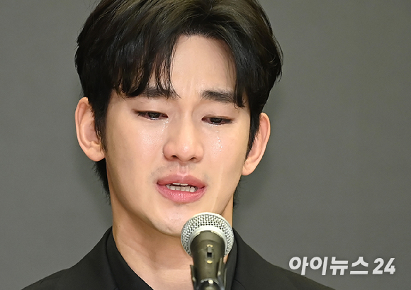 배우 김수현이 지난해 3월 31일 서울 마포구 상암동 스탠포드호텔 서울에서 고(故) 김새론 관련 기자회견을 하고 있다. [사진=곽영래 기자]