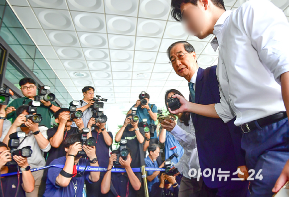한덕수 전 총리가 19일 오전 서울 서초구 서울고검에 마련된 내란 특검팀(특별검사 조은석) 사무실에 조사를 받기 위해 출석하고 있다. [사진=곽영래 기자]