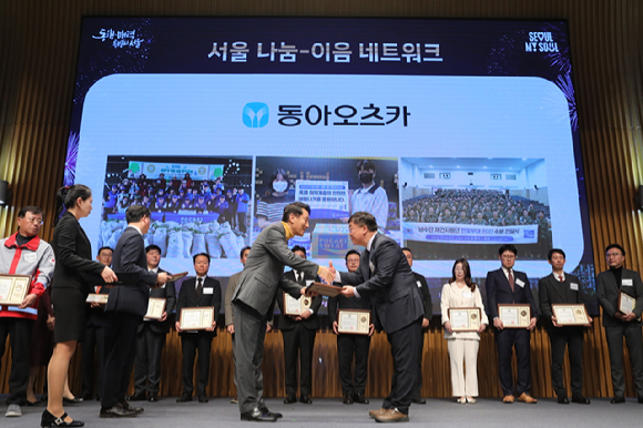 오세훈 서울시장(왼쪽)이 박철호 동아오츠카 대표에게 '나눔-이음 네트워크' 기업 위촉장을 전달하고 있다. [사진=동아오츠카 제공]