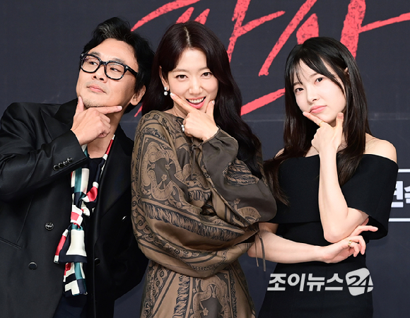 배우 김인권-박신혜-김아영이 19일 오후 서울 양천구 목동 SBS 사옥에서 진행된 SBS 금토드라마 '지옥에서 온 판사' 제작발표회에 참석하고 있다. [사진=정소희 기자]