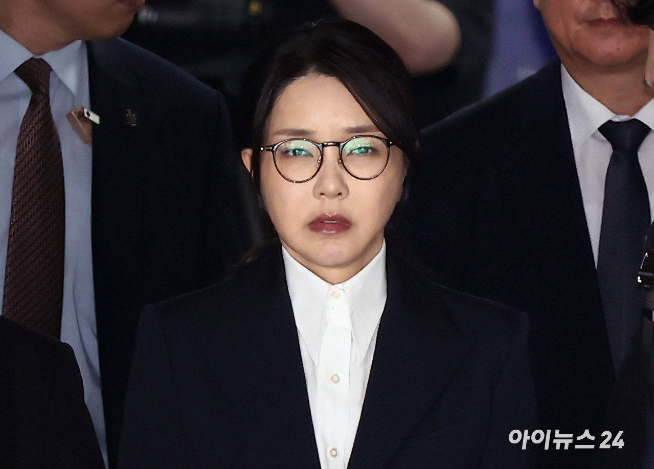 윤석열 전 대통령 부인 김건희 씨가 12일 오후 서울 서초구 서울중앙지방법원에서 열린 구속 전 피의자 심문(영장실질심사)을 마치고 법원을 나서고 있다. [사진=사진공동취재단]
