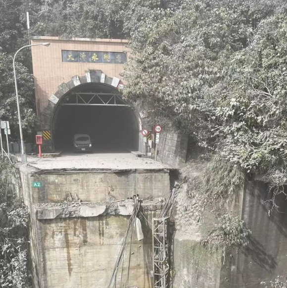 타이베이 동부 화롄 근해에서 3일 발생한 규모 7.2 강진으로 인해 연결도로가 유실되면서 다칭수에 있는 진원터널을 지나던 차량들이 오도가도 못한 채 갇혔다. 2024.04.03 [사진=AP/뉴시스]