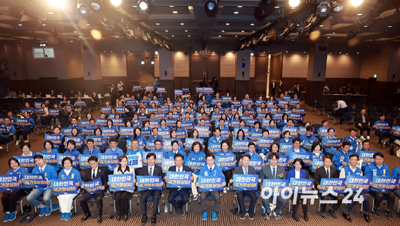 더불어민주당 상임총괄선대위원장인 정청래 대표가 11일 서울 영등포구 여의도 중소기업중앙회 KBIZ홀에서 열린 서울 공천자대회에 참석해 민주당 정원오 서울시장 후보 등 민주당 후보들과 기념 촬영하고 있다. [사진=국회사진기자단]