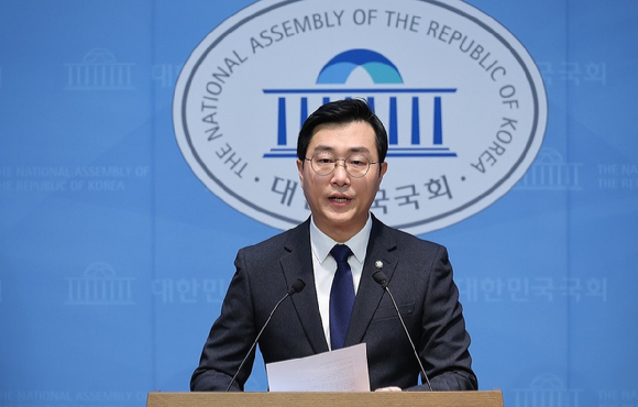 장경태 무소속 의원이 3일 국회에서 기자회견을 열고 언론을 통해 공개된 성추행 의혹 영상에 대해 "의도가 있는 표적 촬영"이라고 재차 주장하고 있다. [사진=연합뉴스]