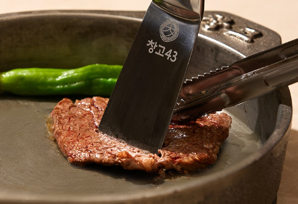 창고43이 외식업계 최초로 '디스커버서울패스' 공식 제휴처로 선정됐다. [사진=다이닝브랜즈그룹]