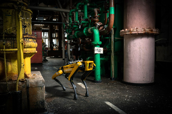 현대자동차그룹 로봇 전문 계열사 보스턴다이나믹스의 4족 보행 로봇 '스팟(Spot)'이 영국 원자력 시설 해체 현장을 순찰하고 있다. [사진=현대자동차그룹]