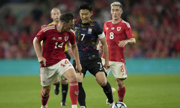 한국 축구대표팀이 8일(한국시간) 열린 웨일스와 평가전에서 득점 없이 0-0으로 비겼다. 손흥민이 웨일스 수비수와 경합하고 있다. [사진=뉴시스]